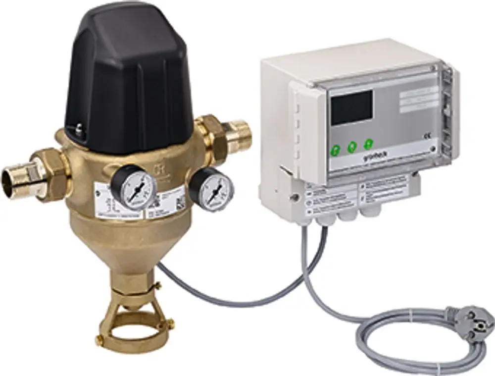Rückspülfilter von Grünbeck mit anschaulichen Druckanzeigen und zentralem Regelgerät, geeignet für die effiziente Wasserfiltration in haustechnischen Systemen.